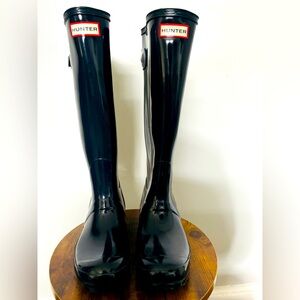 Hunter tall glossy rain boots-navy blue